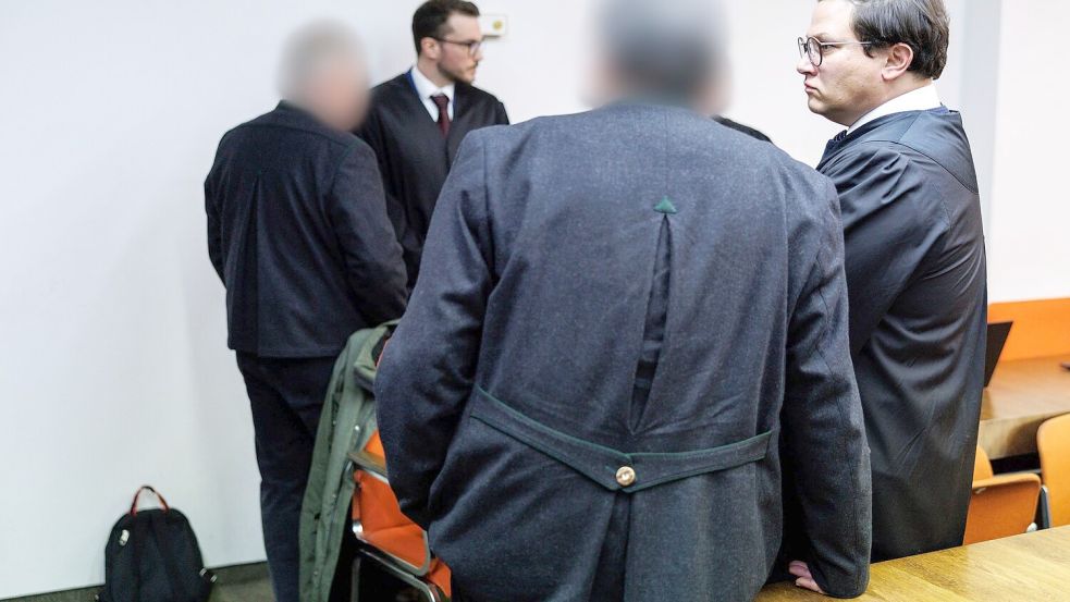 Die Angeklagten und ihre Anwälte vor dem Urteil. Foto: Matthias Balk