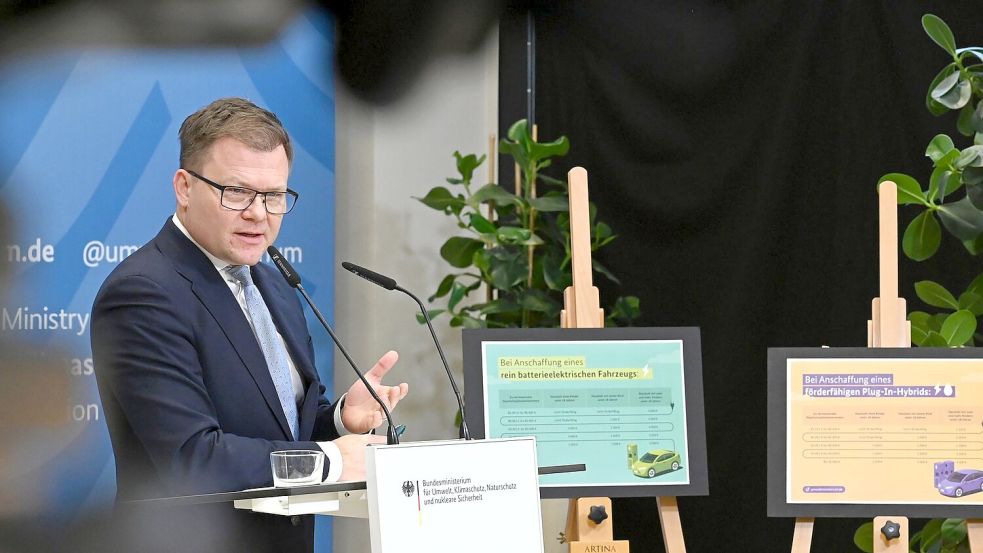 Bundesumweltminister Carsten Schneider (SPD) stellt Details zu der neuen Elektroauto-Kaufprämie vor. Foto: Elisa Schu/dpa