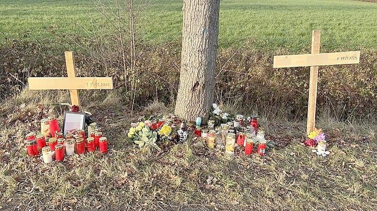 Der Tod zweier junger Männer am 19. November 2025 hat tiefe Betroffenheit ausgelöst. Diese beiden Kreuze an der Unfallstelle erinnern an das Schicksal der angehenden Landwirte. Foto: Susanne Ullrich/Archiv