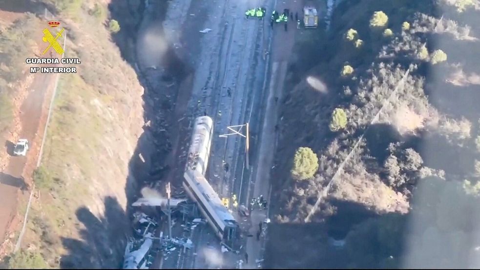 Bei einem der schwersten Zugunglücke in der Geschichte Spaniens gab es Dutzende Tote und viele Verletzte. Foto: -/Guardia Civil via AP/dpa