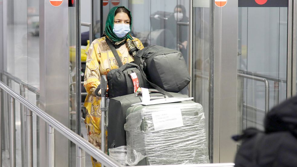 Ankunft am Flughafen Hannover: Seit Antritt der schwarz-roten Bundesregierung im Mai 2025 sind 788 Afghaninnen und Afghanen über die Aufnahmeprogramme nach Deutschland eingereist. Damit soll nun Schluss sein. Foto: IMAGO/Matthias Gränzdörfer
