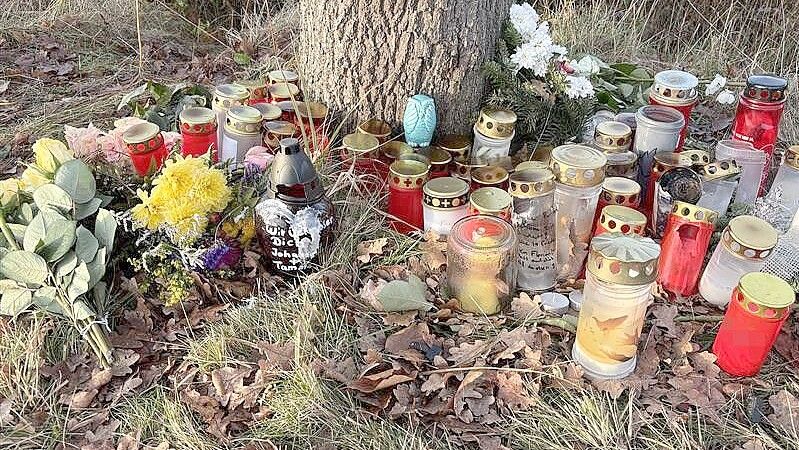 Die Anteilnahme nach dem Tod eines 18-Jährigen und eines 19-Jährigen ist groß. Familie, Freunde und Mitschüler haben an der Unfallstelle Kerzen angezündet und Blumen abgelegt. Foto: Susanne Ullrich/Archiv