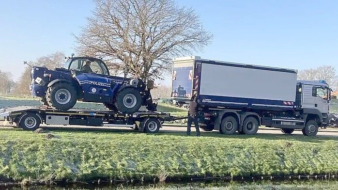 Auch Montag, 19. Januar 2026, waren Zoll und Polizei noch mit schweren Gerät in Papenburg an der Umländerwiek im Einsatz. Foto: Gerd Schade