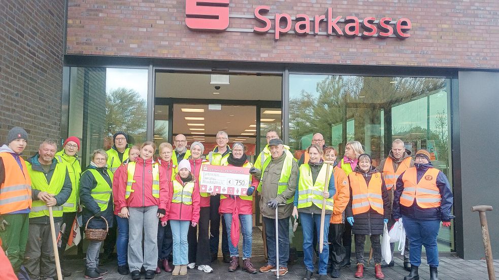 Die symbolische Spendenübergabe der Sparkasse Leer-Wittmund an den Förderverein Tourismus Rhauderfehn e.V. Foto: Helwig Weber
