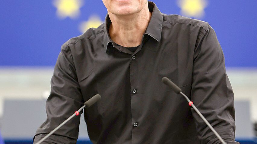 Martin Sonneborn fordert die Überwachung von Ursula von der Leyen. Foto: European Union 2022