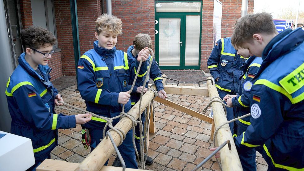 Der Leeraner THW-Nachwuchs demonstrierte seine Fertigkeit beim Knoten binden. Foto: Melchert Stromann