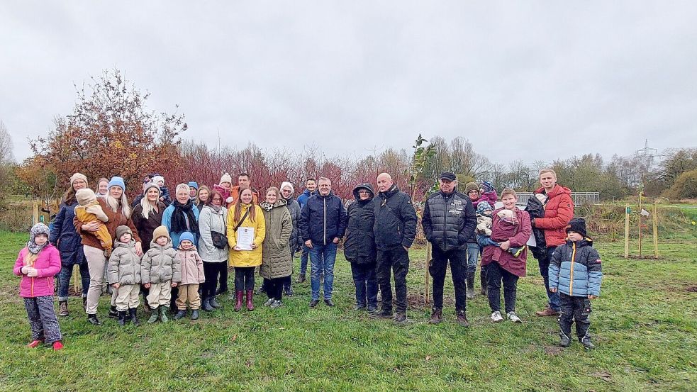 Gemeinsam pflanzen Bürgerinnen und Bürger sowie Vertreter der Gemeinde neue Obstbäume auf der Wiese am Gasthuus Ulenhoff in Grotegaste. Foto: Gemeinde Westoverledingen/Beening