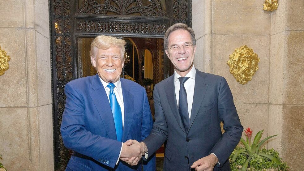 Schmeicheleien von Rutte (r) finden in Trump einen gewogenen Empfänger. (Archivbild) Foto: Erik Luntang/Nato/dpa