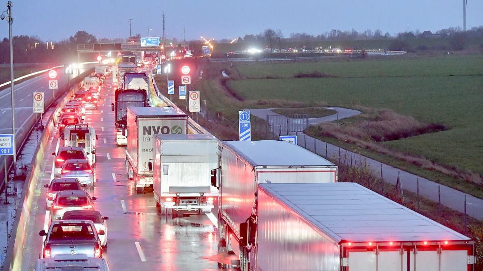 Wenn zu viele Fahrzeuge auf einmal in den Emstunnel fahren, wird dieser automatisch abgeriegelt. Foto: Klaus Ortgies/Archiv