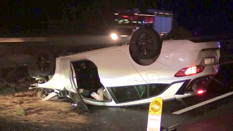 Ein Opelfahrer aus Wallenhorst hat sich auf der A1 überschlagen. Foto: NWM-TV