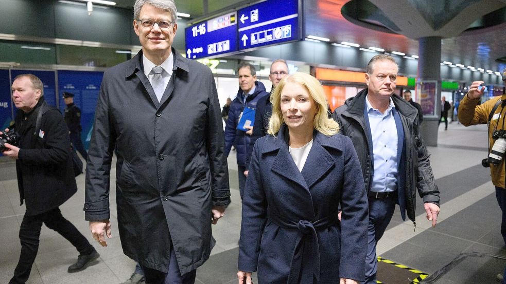 Im Herbst forderte Minister Schnieder drei Sofortprogramme bei der Bahn für mehr Kundenzufriedenheit. Das erste wurde nun gestartet - an der Pünktlichkeit wird sich dabei aber nichts verbessern. Foto: Bernd von Jutrczenka/dpa