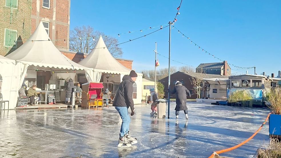 In den Pagodenzelten gibt es Sitzgelegenheiten, wo man sich die Schlittschuhe an- und ausziehen kann. Foto: Privat