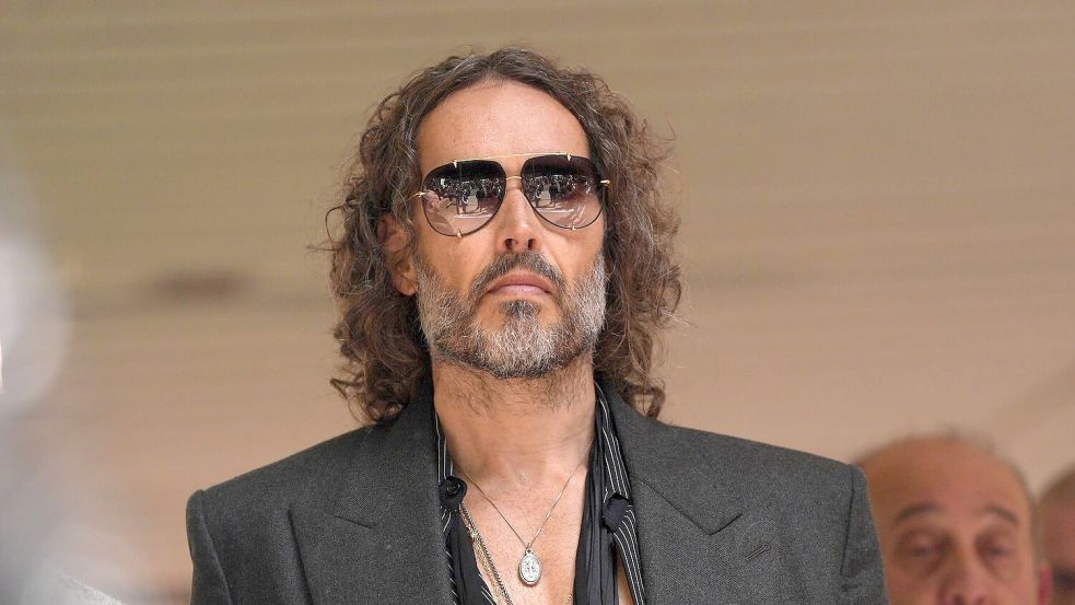 Russell Brand muss trotz der schweren Vorwürfe wegen mutmaßlich sexueller Übergriffe nicht in Untersuchungshaft. (Archivfoto) Foto: Yui Mok