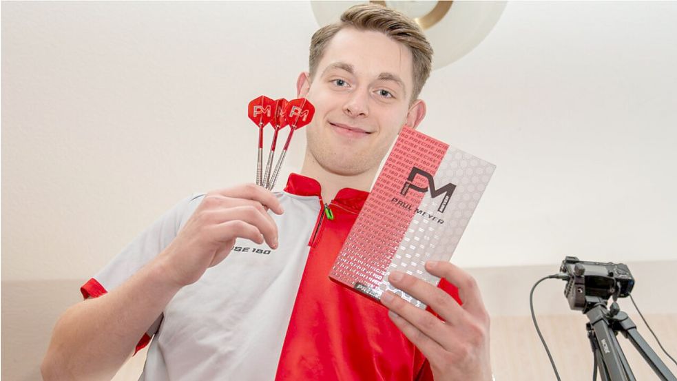 Paul Meyer hat sogar seine eigenen Darts-Pfeile die er vertreibt. Foto: Mentrup