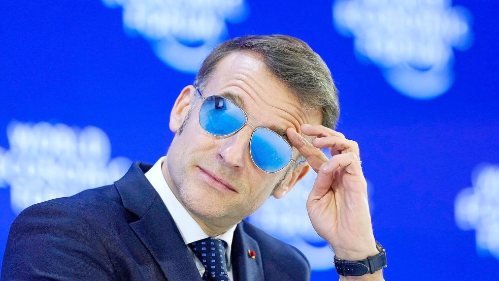 Macron trug bei seiner Rede in Davos wegen einer Entzündung Sonnenbrille. Foto: Markus Schreiber/AP/dpa