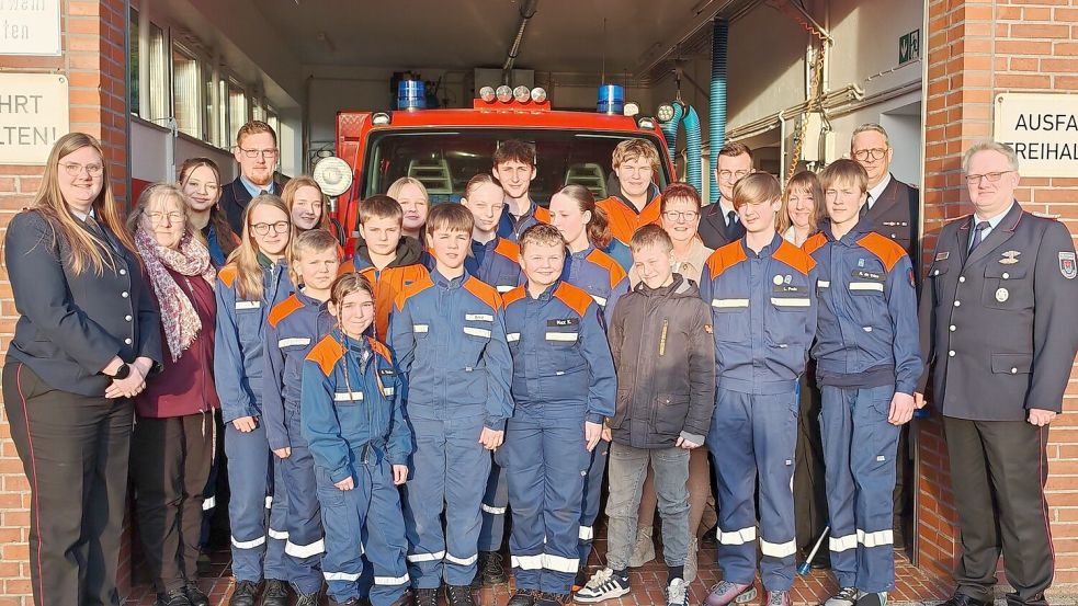 Die Mitglieder der JF Folmhusen, sowie (von links) die stellvertretende Jugendfeuerwehrwartin Ilka Feldkamp, Feuerwehrausschussvorsitzende Gaby Ostholthoff, Ortsbrandmeister Rene Funk, Ortsbürgermeisterin Bärbel Bleicher-Dust, Betreuer Christoph Kaltwasser, Gemeindejugendfeuerwehrwartin Janina Brink, Gemeindebrandmeister Frank Harms, Jugendfeuerwehrwart Andre Feldkamp. Foto: privat