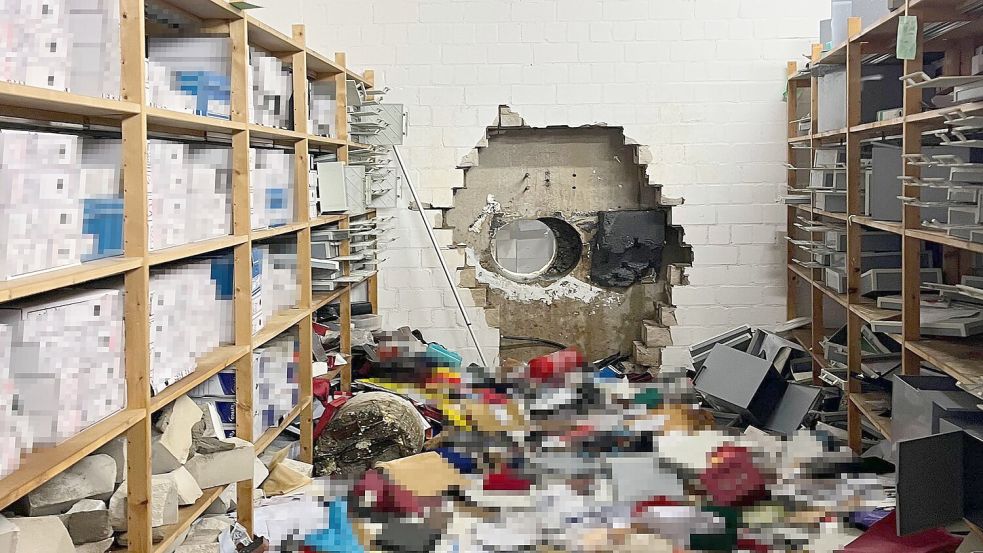 Ein großes Loch ist in der Wand zum Tresorraum der Sparkasse zu sehen. (Archivbild) Foto: -/Polizei Gelsenkirchen/dpa