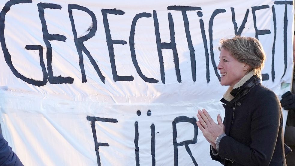 Vor dem Gericht stehen Unterstützer der Angeklagten. Foto: Marcus Brandt/dpa