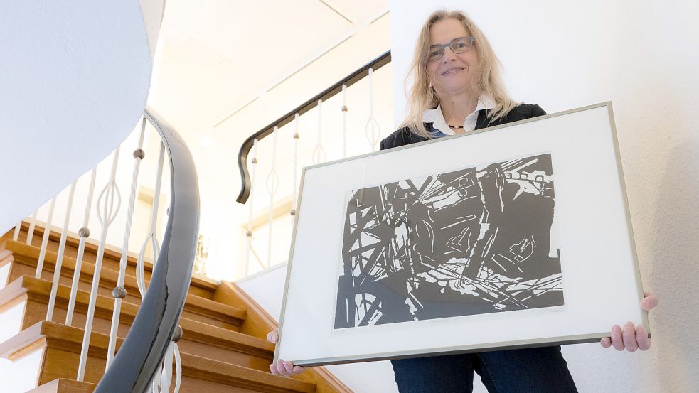 Susanne Augat hält auf der Treppe des Kunsthauses das Kunstwerk „Hafen V“ von Uwe Schierholz. Foto: Klaus Ortgies