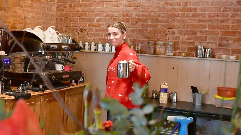 Anniek Bieler in ihrem Café Lili im Herzen von Greetsiel. Dort gibt es viel Hausgemachtes. Fotos: Heinz Wagenaar