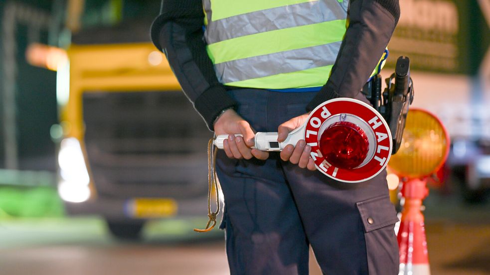 Über mehrere Stunden hat die Polizei am Montagabend den Verkehr kontrolliert. Foto: imago images / diebildwerft