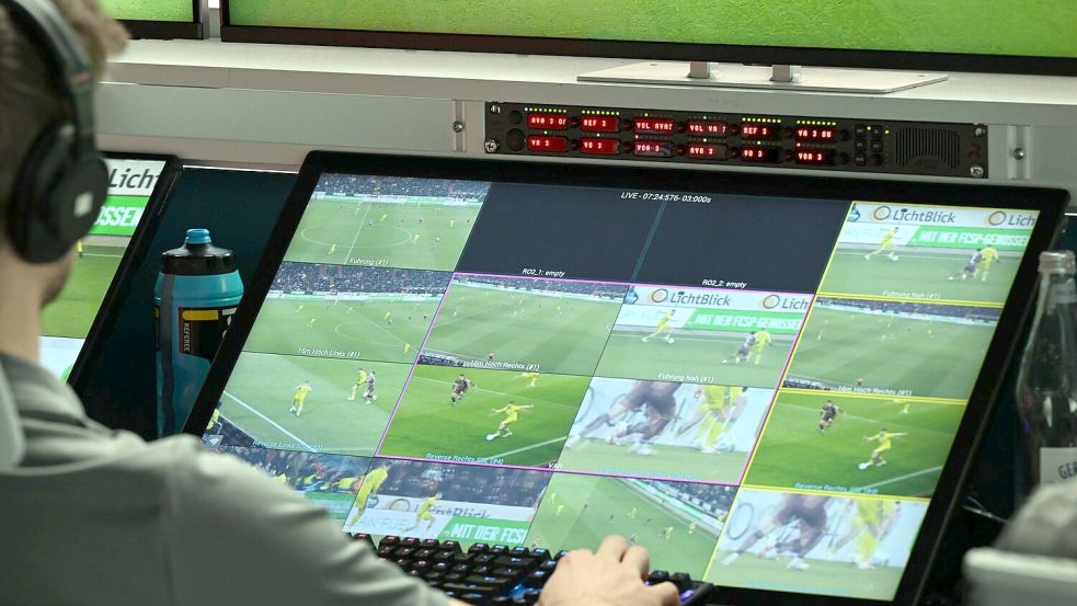 Ein Videoschiedsrichter hat mehrere Kameraeinstellungen im Blick. (Archivbild) Foto: Federico Gambarini