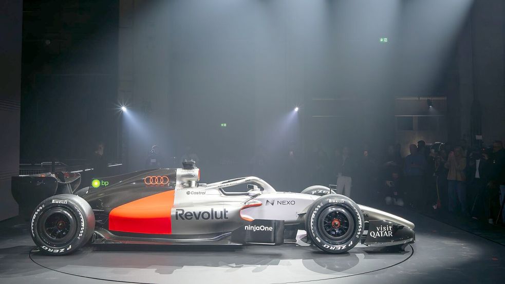 Lackierungsgeheimnis gelüftet: Der Rennwagen R26 von Audi Revolut für die Formel 1 wurde von Scheinwerfern beleuchtet. Foto: Soeren Stache