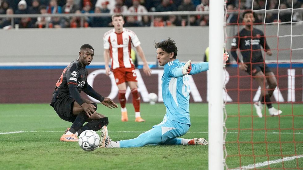 Leverkusens Christian Kofane scheitert an Piräus-Keeper Konstantinos Tzolakis. Foto: Thanassis Stavrakis/AP/dpa