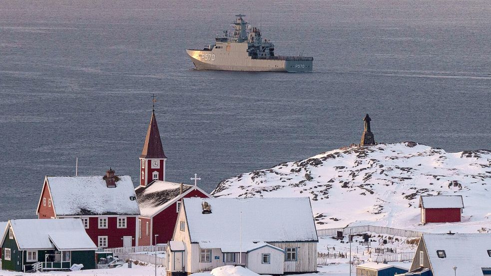 Die Königlich Dänische Marine patrouilliert in der Nähe von Nuuk. (Archivbild) Foto: Evgeniy Maloletka/AP/dpa