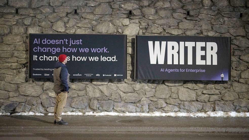 Sind Mitarbeiter geschult für den Umgang mit KI? Die Meinungen klaffen auseinander. (Archivbild) Foto: Gian Ehrenzeller/KEYSTONE/dpa