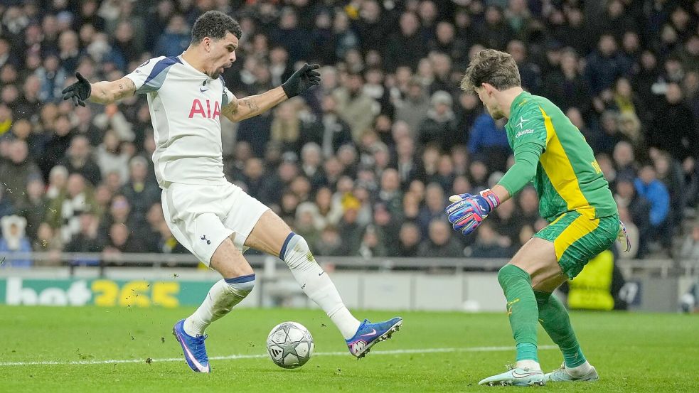 Tottenhams Dominic Solanke erzielte das 2:0 für die Spurs per Stolpertor. Foto: Kin Cheung/AP/dpa