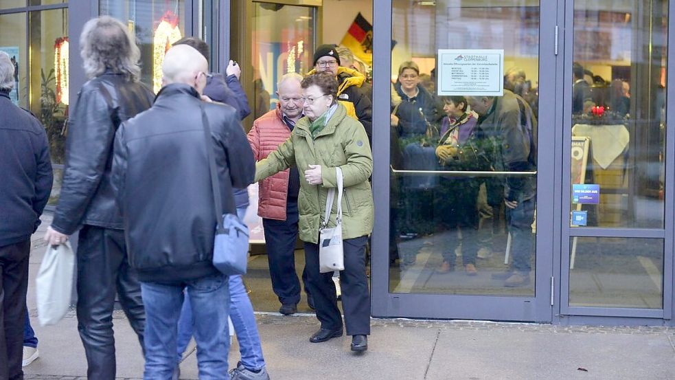 Kommen nicht in den Genuss der Musik des Sängers Heino: Mehr als 700 Besucherinnen und Besucher treten nach der Konzertabsage unverrichteter Dinge wieder den Heimweg an. Foto: Andreas Heidkamp