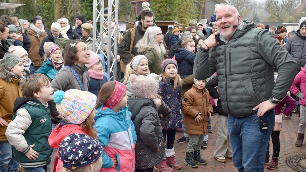Wie schon bei der Premiere 2025 wird auch in diesem Jahr der Kinderliedermacher Christian Hüser auf dem Wintermarkt in Ostrhauderfehn auftreten. Foto: Archiv/Henrik Zein