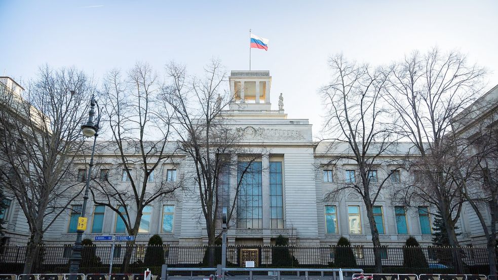Die Beschuldigte soll Kontakt in die russische Botschaft unterhalten haben. Foto: Christoph Soeder/dpa