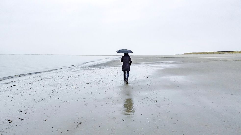 Diese Weite! Spaziergängerin auf Langeoog Foto: Imago/imageBROKER/Jan Tepass