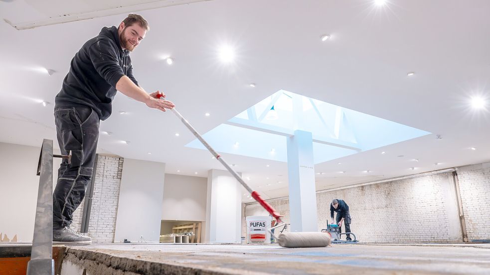 Handwerker arbeiten derzeit im hinteren Bereich des Schuhhauses von Leffers. Foto: Klaus Ortgies