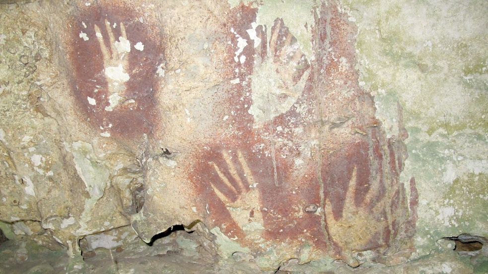 Warum die Finger verschiedener Höhlenkunst nachträglich verschmälert wurden, ist unklar. Foto: Ahdi Agus Oktaviana/Griffith Uni