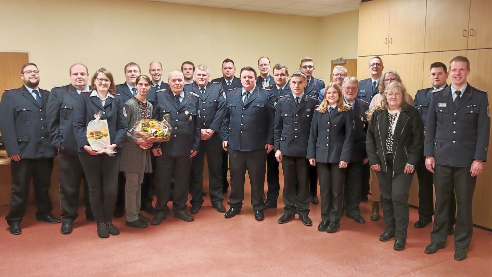Nach der Versammlung der Feuerwehr Großwolde stellten sich Michael Neemann (von links), Joachim Bödeker, Sabine Gosewinkel, der stellvertretende Ortsbrandmeister Marc Bergenthal, Bettina Schnuis, Matthias Neemann, Uwe Schnuis, Heiko Schulte, Sascha Hülsebusch, Sven Gers, Andre Wallenstein, Ortsbürgermeister Martin Bron, Fabian Dänekas, Vasil Tenev, Hanno Leferink, Tiana Freesemann, Westoverledingens Bürgermeister Theo Douwes, Berthold Brandt, Gemeindebrandmeister Frank Harms, Getraud Brandt, die Feuerwehrausschussvorsitzende Gaby Ostholthoff, Dennis Dirksen und Ortsbrandmeister Christian Cordes zum Gruppenbild auf. Foto: Feuerwehr/Markus Bruns