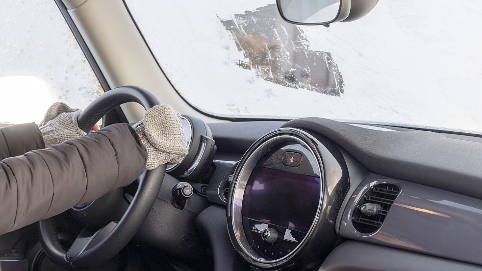 Mit solchen Gucklöchern in der Scheibe dürfen Autofahrer nicht auf die Straße. Foto: Imago/Rene Traut