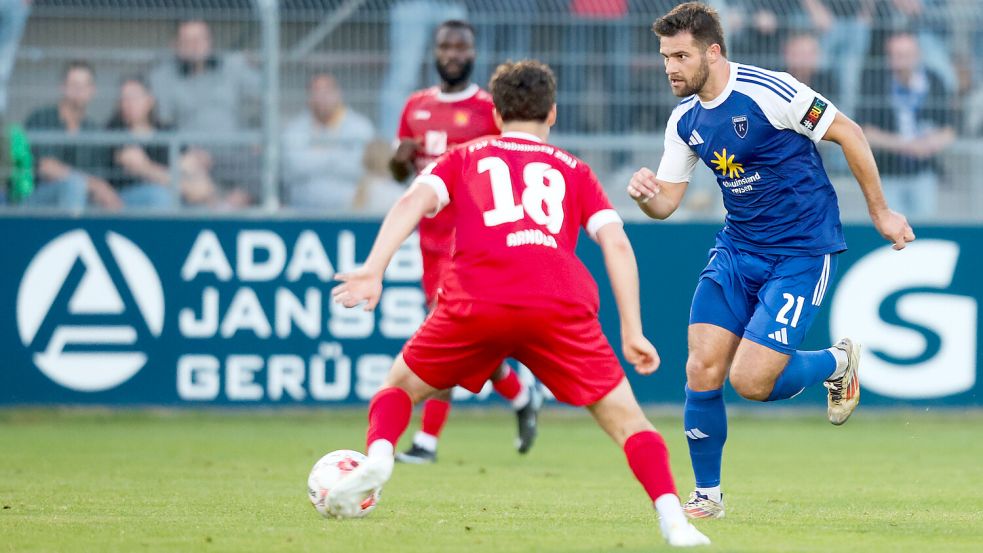 Für Kickers (rechts Tido Steffens) startet der zweite Saisonteil am 21. Februar in Schöningen. Foto: Jens Doden/ Emden