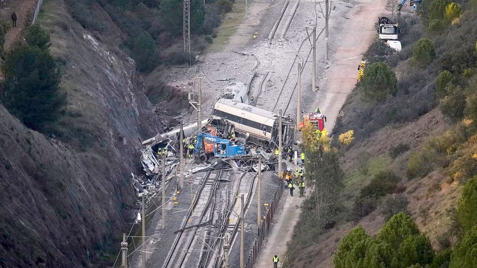 Nach dem schweren Zugunglück in Südspanien werden nun Details zu den Opfern bekannt. Foto: Manu Fernandez/AP/dpa