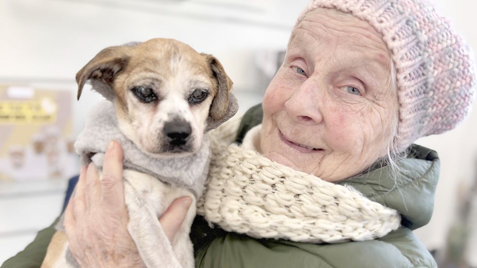 Ursula Cassens kam mit Emma in die Redaktion. Foto: Marion Janßen
