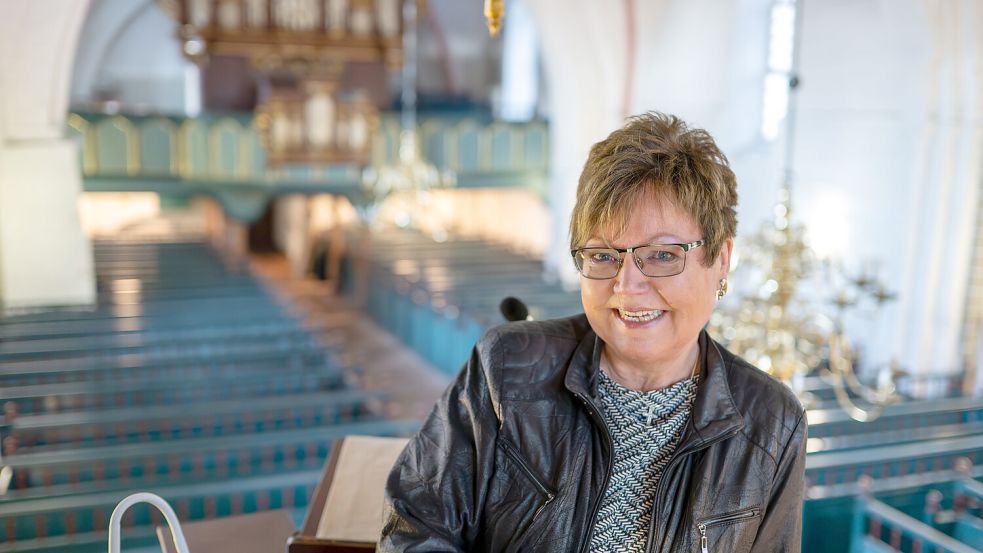 Auch im Ruhestand will die scheidende Pastorin die Finger nicht ganz von der Kirchenarbeit lassen. Foto: Klaus Ortgies.