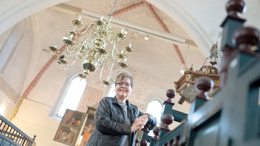 Ein Theaterstück widmete Marion Steinhorst-Coordes den Kronleuchtern in der Kirche. Foto: Klaus Ortgies