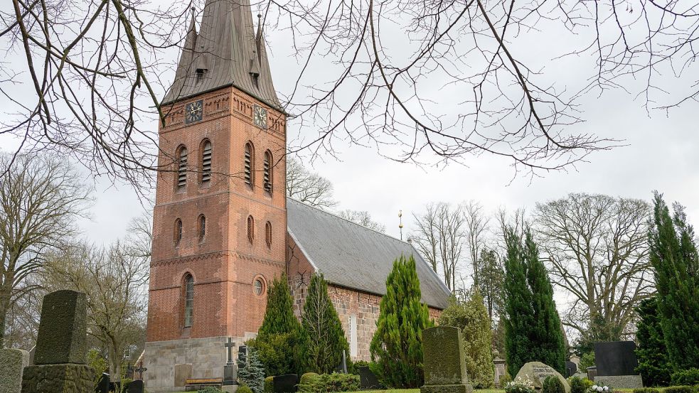 Die St.-Martins-Kirche steht mitten im Remelser Ortskern. Foto: Klaus Ortgies