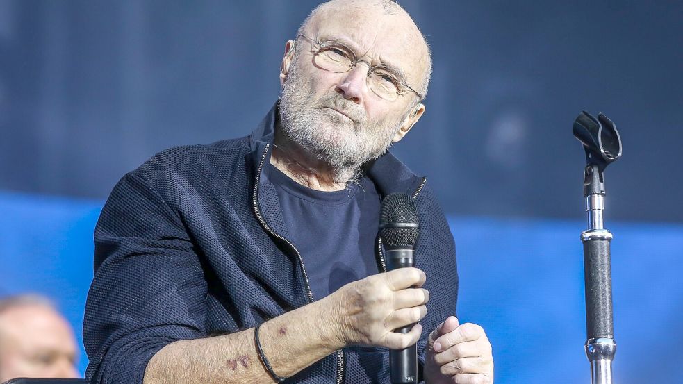 Phil Collins ging 2022 auf Abschiedstournee, die Konzerte konnte er nur im Sitzen bewältigen. Foto: IMAGO/Votos-Roland Owsnitzki