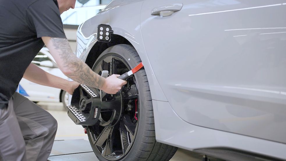 Aktionsgeschäft der Volkswagen Group Services: Seit zehn Jahren bereitet das Team Fahrzeuge optimal für die weltweite Auslieferung vor. Foto: Volkswagen AG