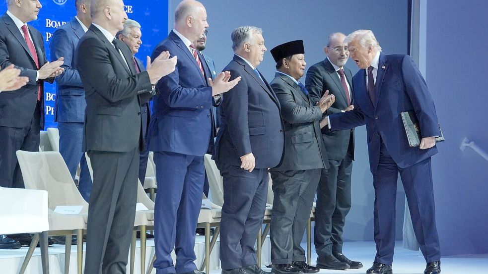 US-Präsident Donald Trump begrüßt die Unterzeichner. Foto: Evan Vucci/AP/dpa