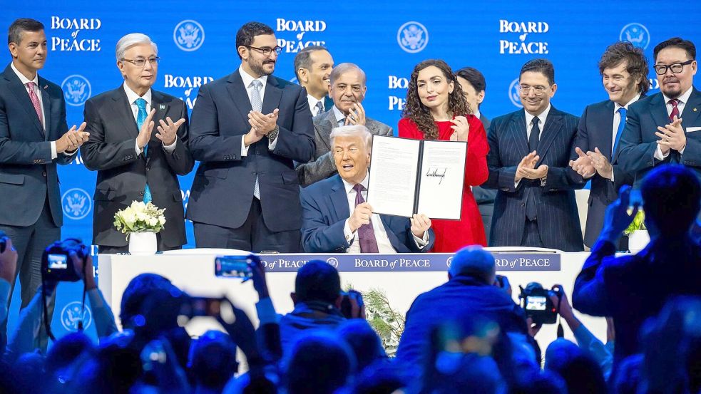 „Friedensrat“-Gründer Trump schart in Davos die Erstunterzeichner um sich. Foto: Gian Ehrenzeller