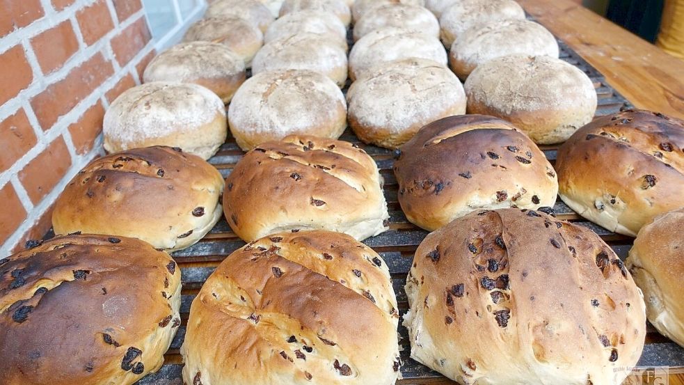 Am Sonntag ist wieder Backtag an der Mühle in Idafehn: Die Backwaren aus dem handbefeuerten Steinbackofen können von den Besuchern ab 9.30 Uhr in haushaltsüblichen Mengen und solange der Vorrat reicht, erworben werden. Ab ca. 13.30 Uhr ist das Mühlencafé geöffnet. Foto: Mühlenverein Idafehn